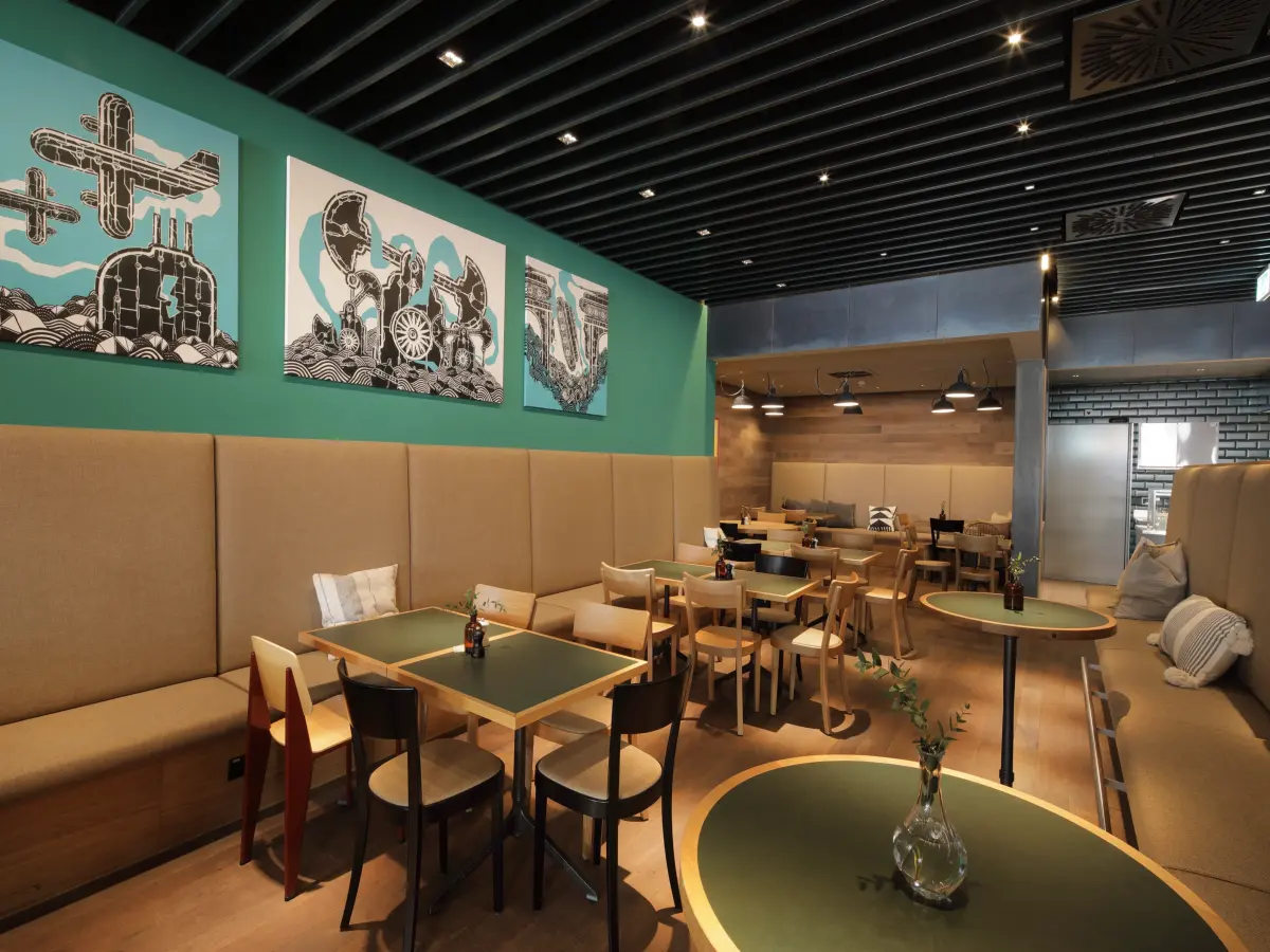 Restaurant eines Hotels mit Holzfußboden