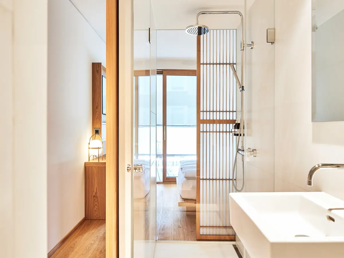Interieur eines Hotelzimmers mit Holzboden