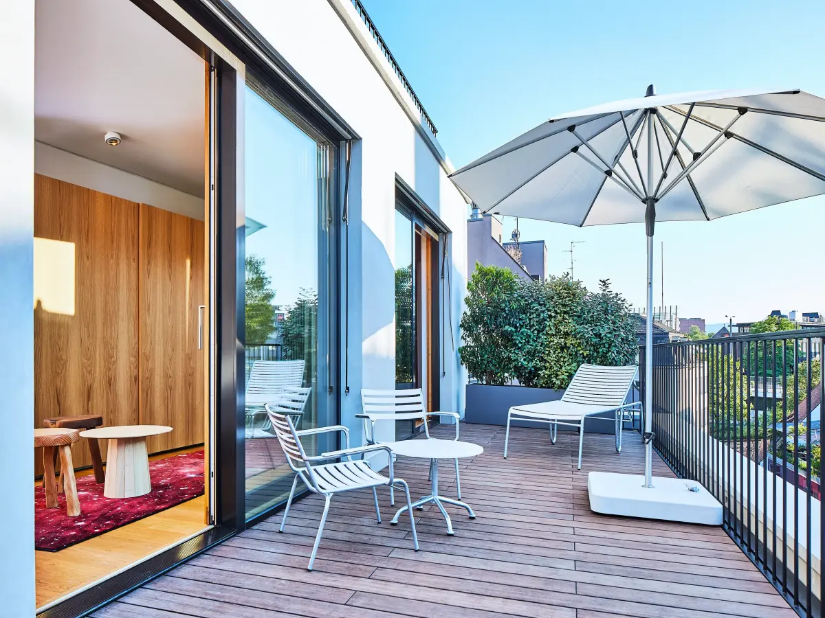 Balkon eines Hotelzimmers mit Holzboden