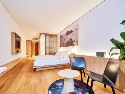 Interieur eines Hotelzimmers mit Holzboden