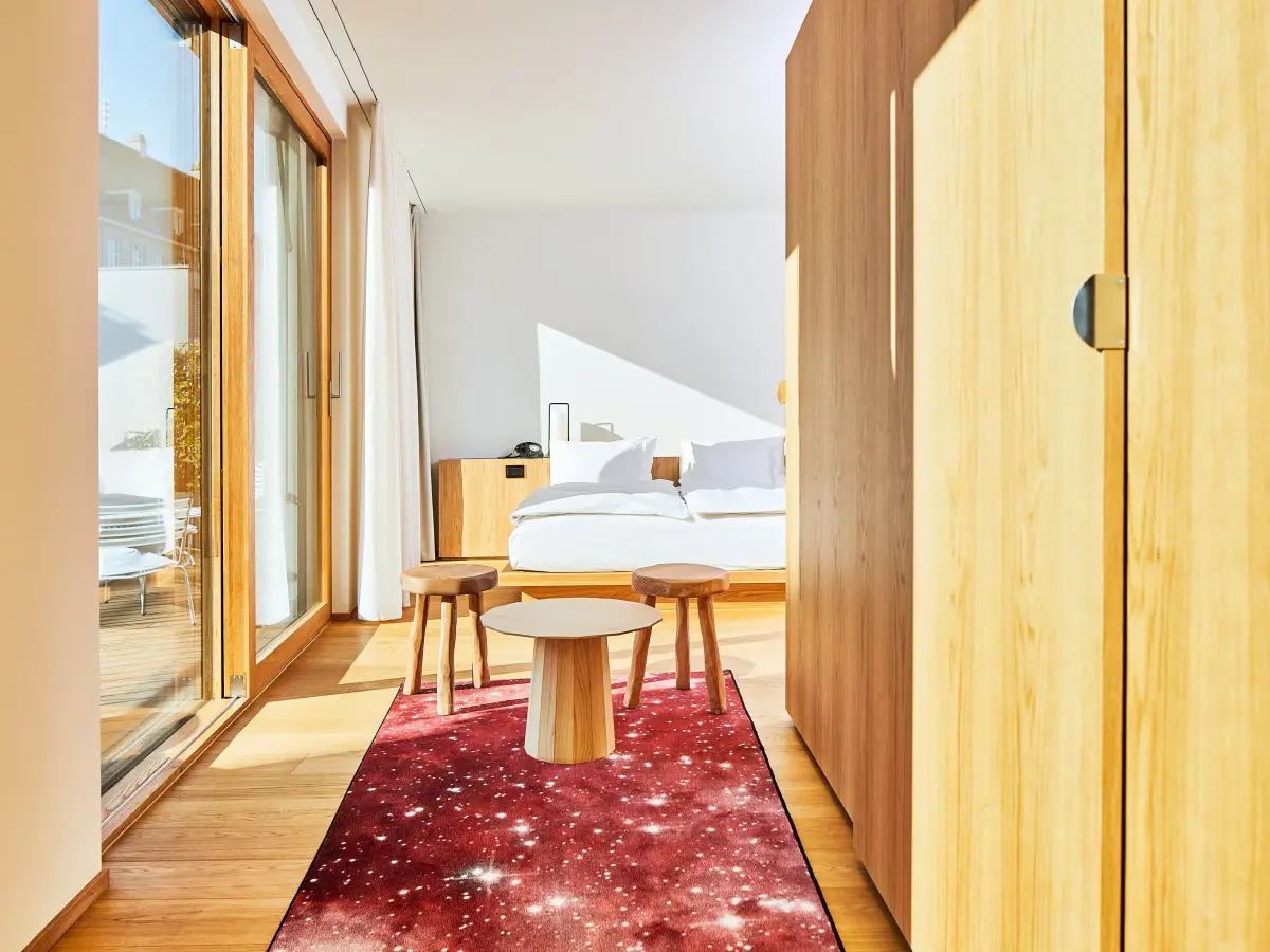 Interieur eines Hotelzimmers mit Holzboden