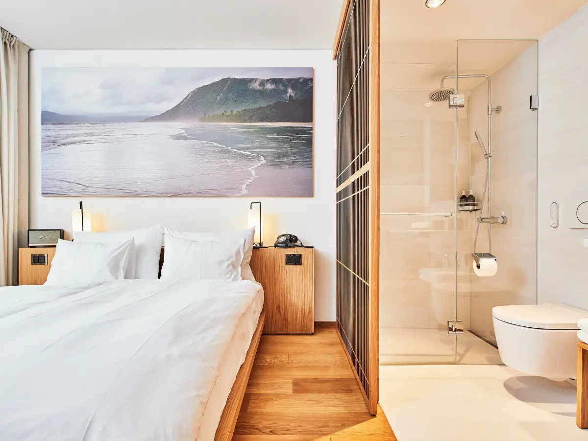 Interieur eines Hotelzimmers mit Holzboden
