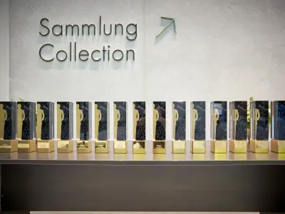 Viele Brillux Design Awards vor einen Betonwand nebeneinandergestellt
