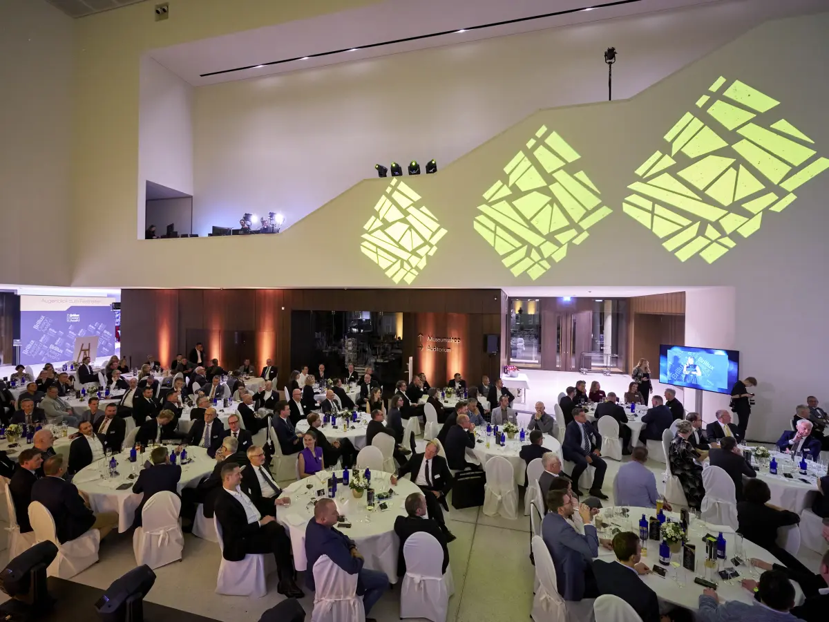 Saal mit Menschen auf der Award Gala