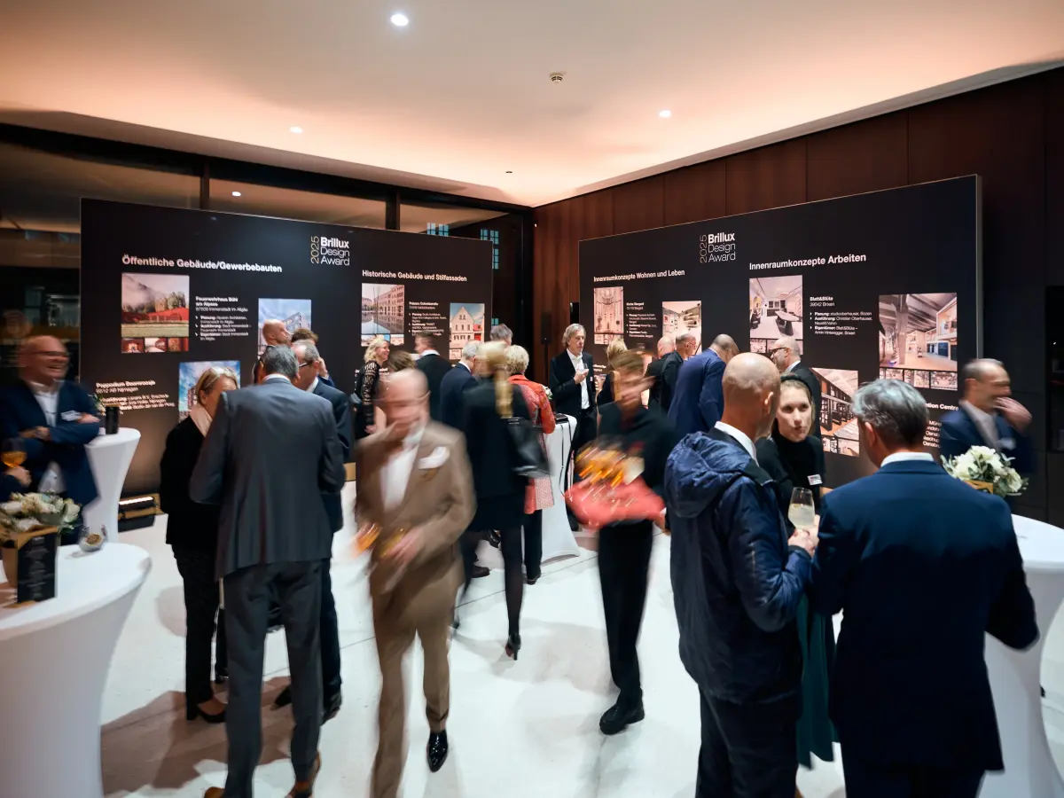 Mehrere Personen stehen zusammen auf einer Preisverleihung