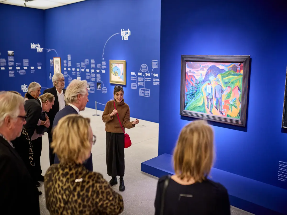 Mehrere Menschen schauen sich ein Kunstwerk an