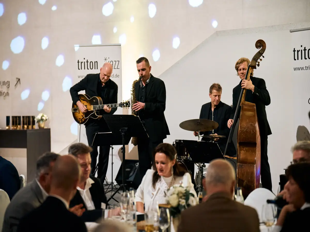 Eine Band spielt vor sitzendem Publikum