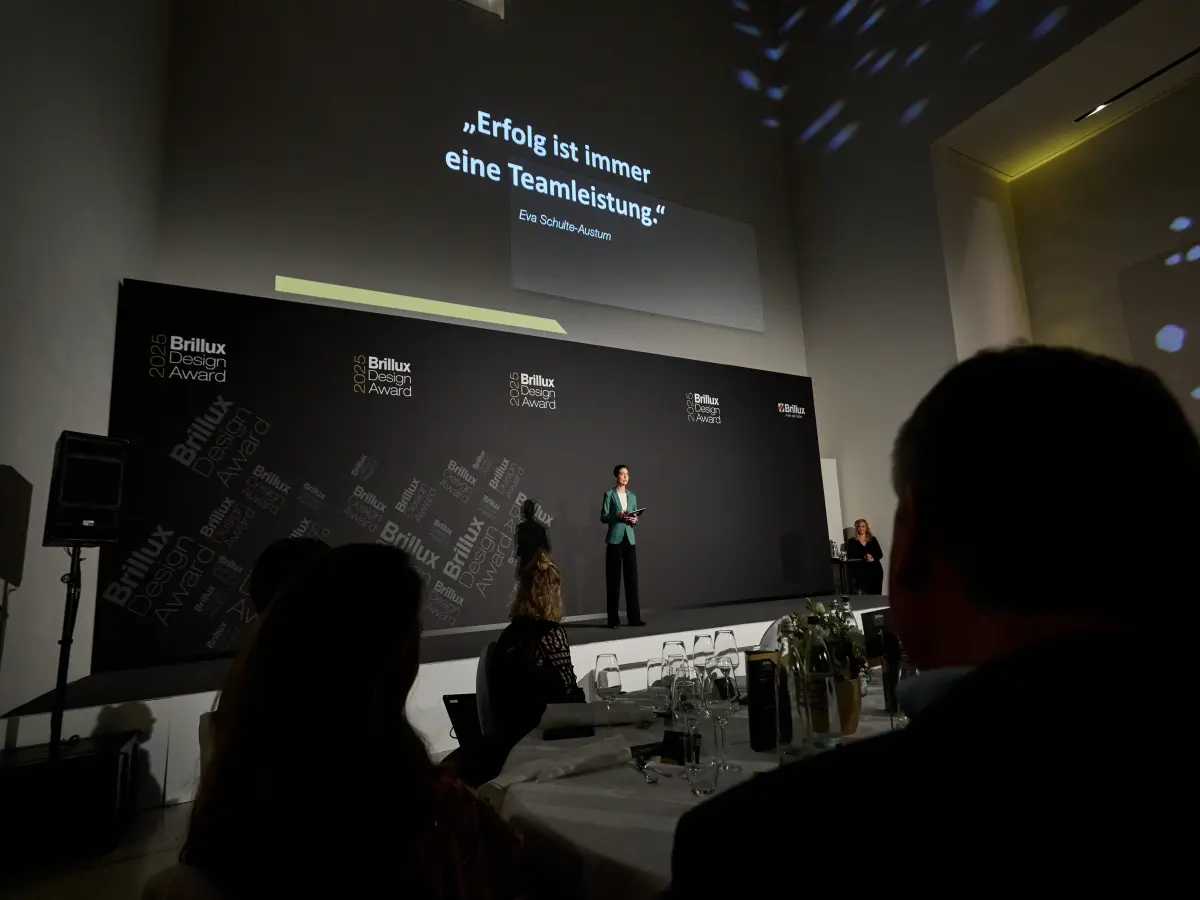 Ein Moderator steht auf einer Bühne