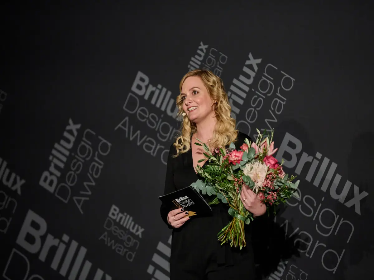 Eine Preisträgerin mit Blumenstrauß