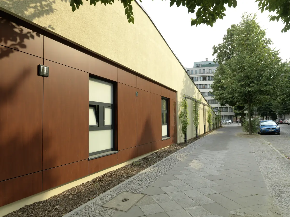 farbliche Gliederung des Baukörpers mit verschiedenen Brauntönen