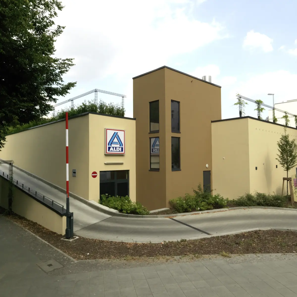 Aldi Gebäude mit Türmen und Rampe