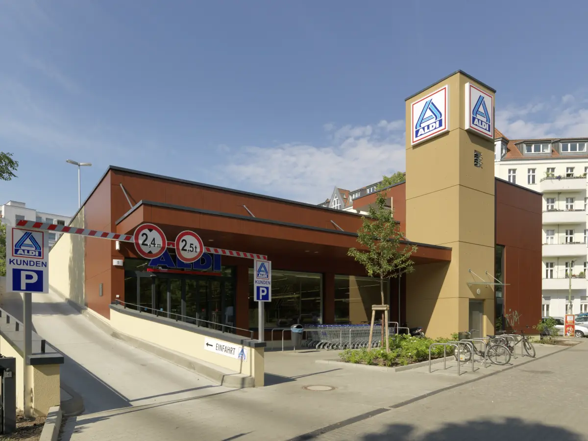 einzelne Bauteile in unterschiedlichen Brauntönen Aldi Gebäude