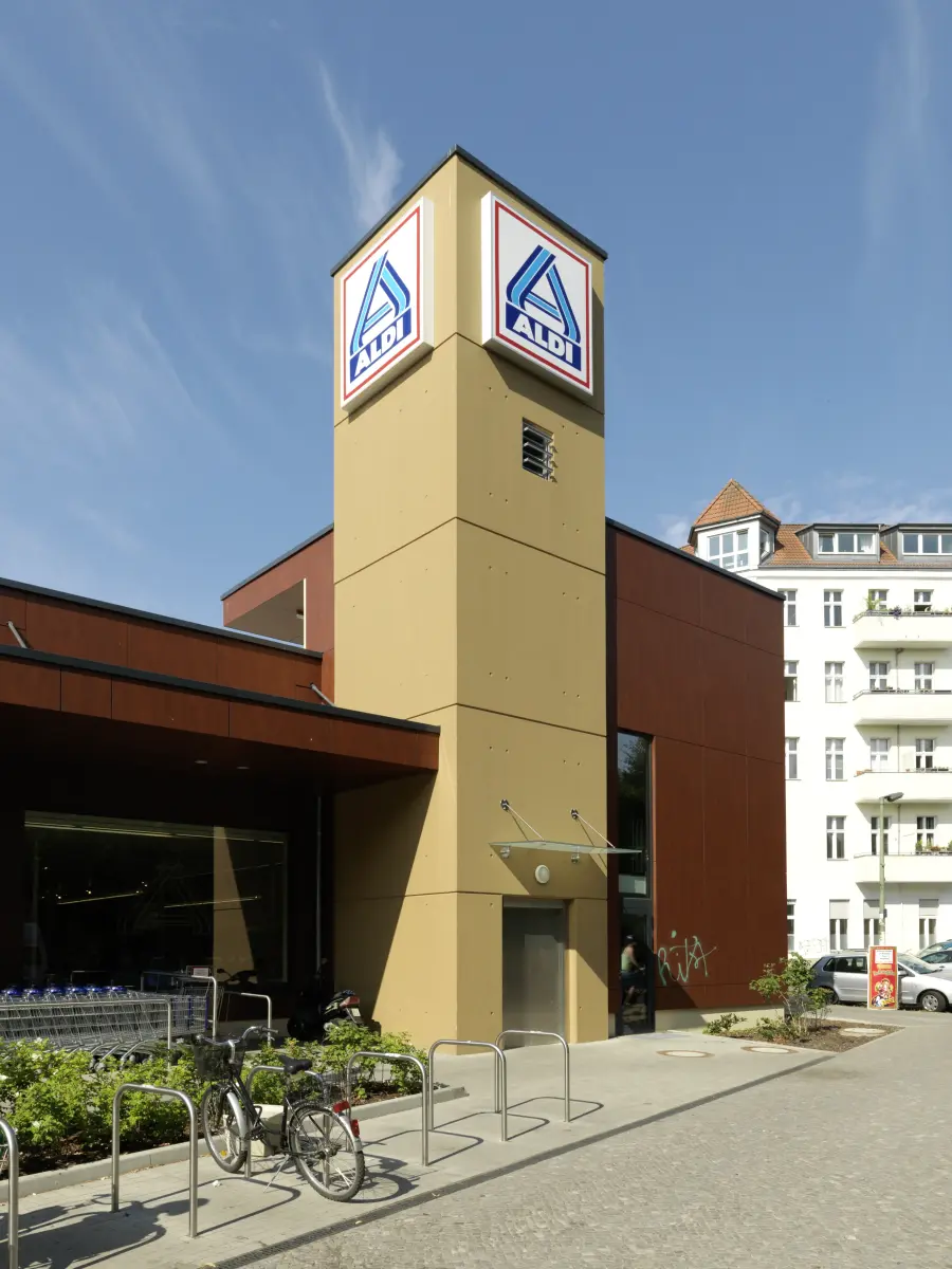 Turm als Eyecatcher mit Firmenlogo