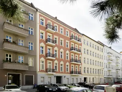 Stilfassade in warmen Erdtönen mit weißen Stuck-Elementen 
