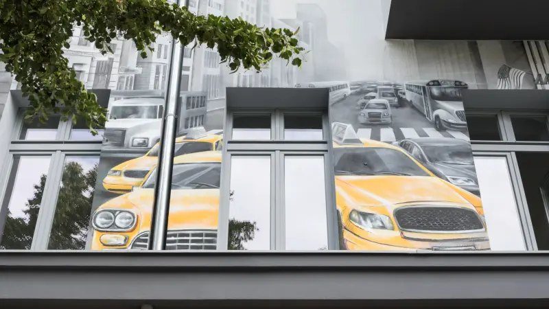 die Fassade eines Gebäudes mit Illusionsmalerei