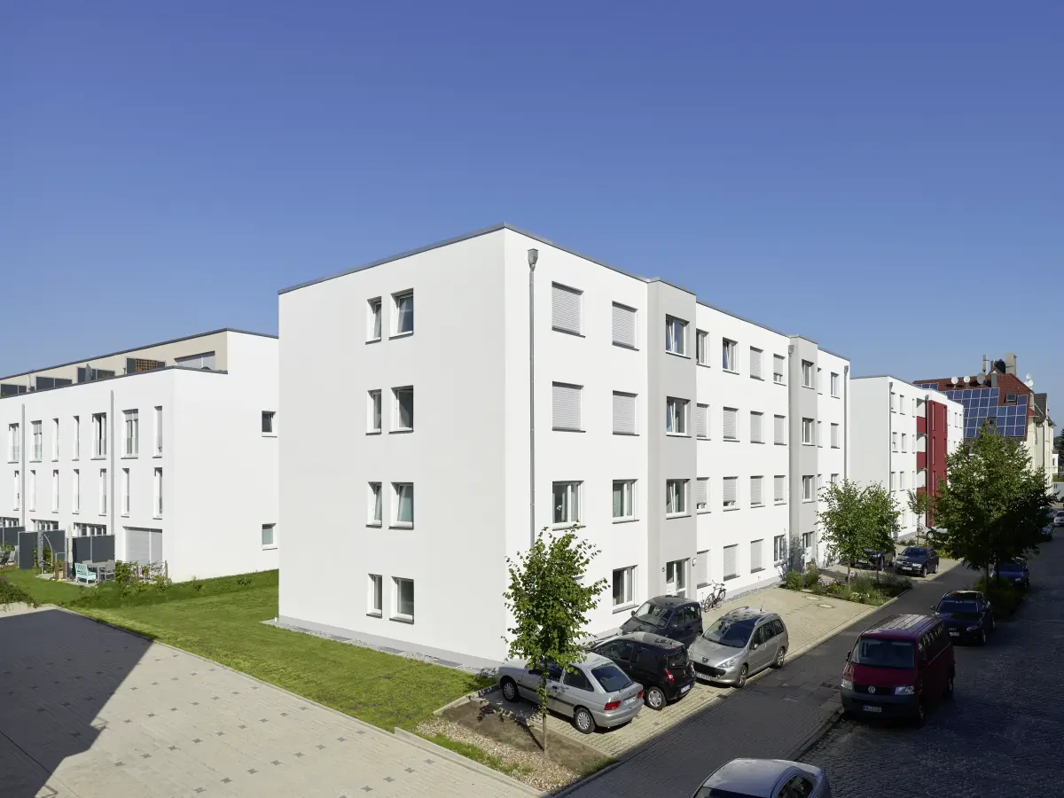 Gebäude mit weißen Fassaden