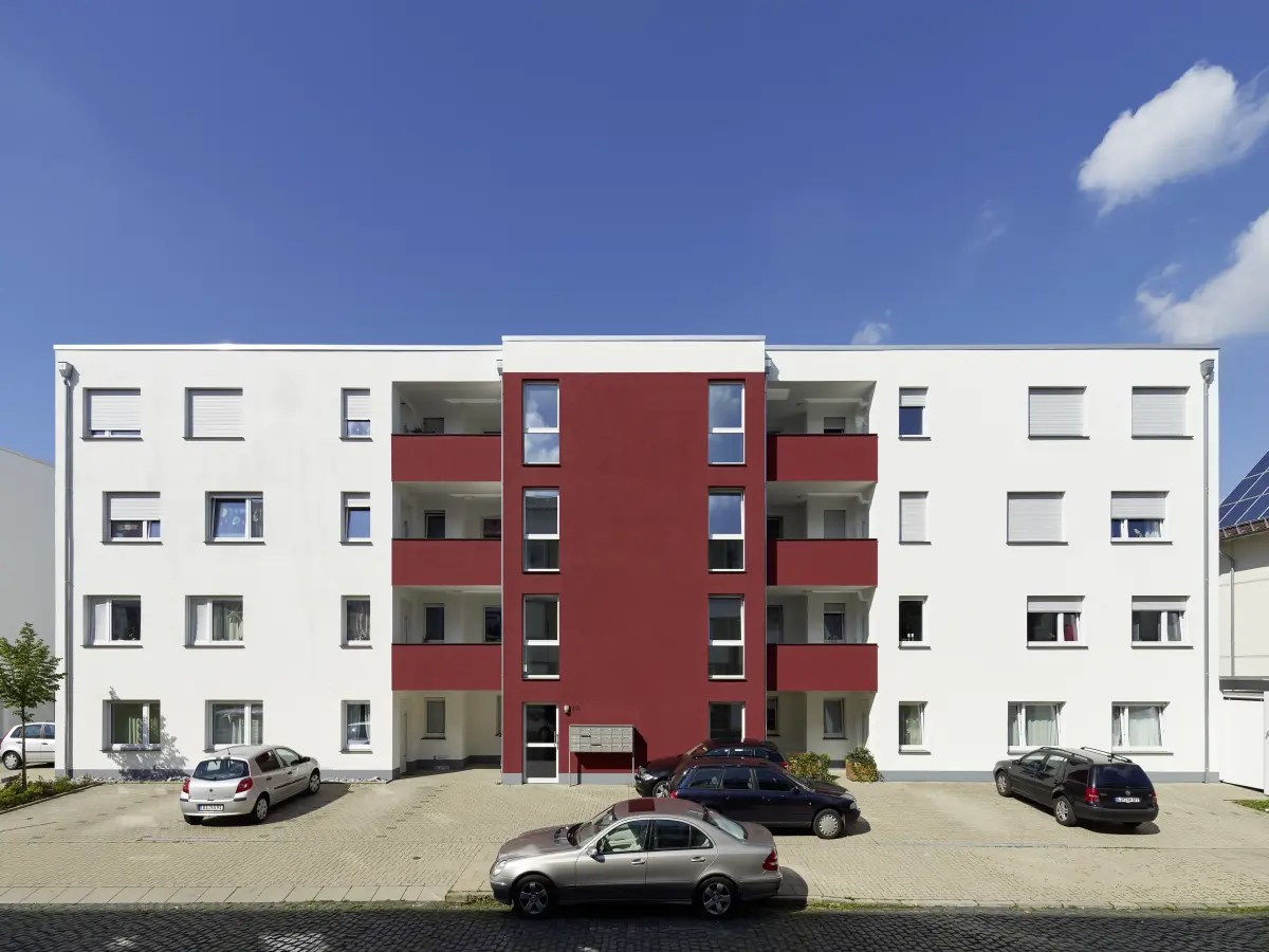 Gebäude mit weißer und roter Fassade