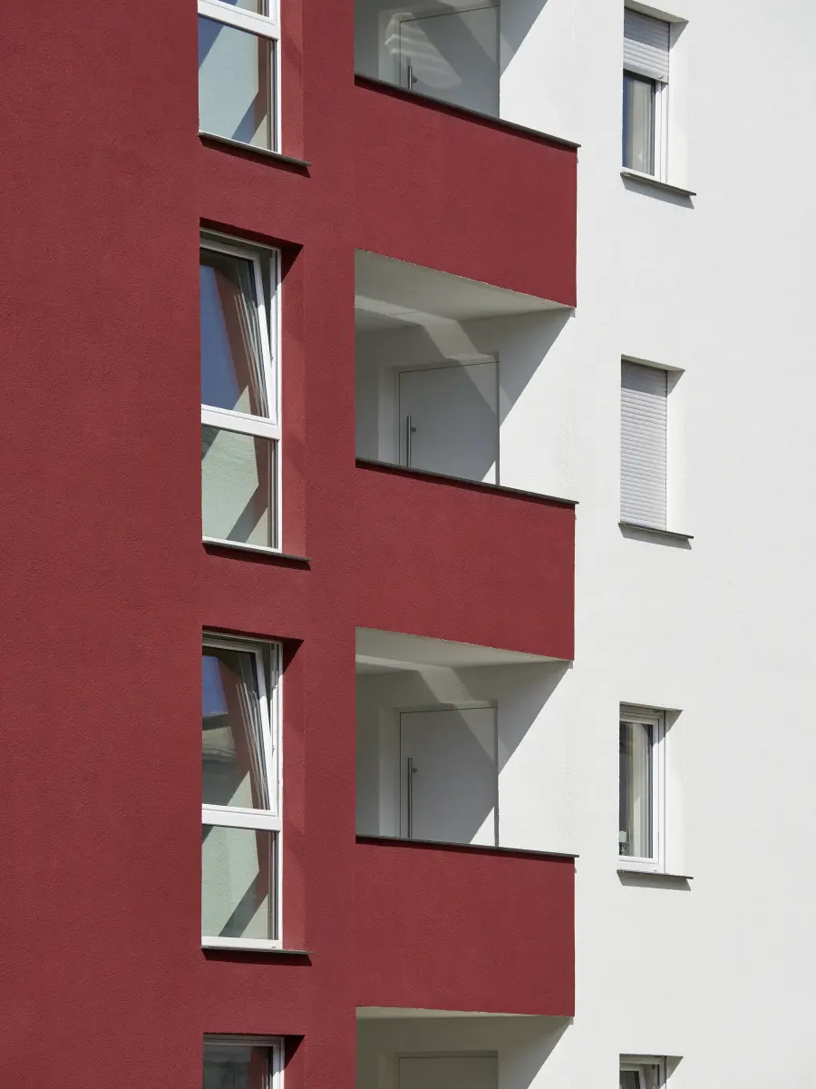 Gebäude mit weißer und roter Fassade