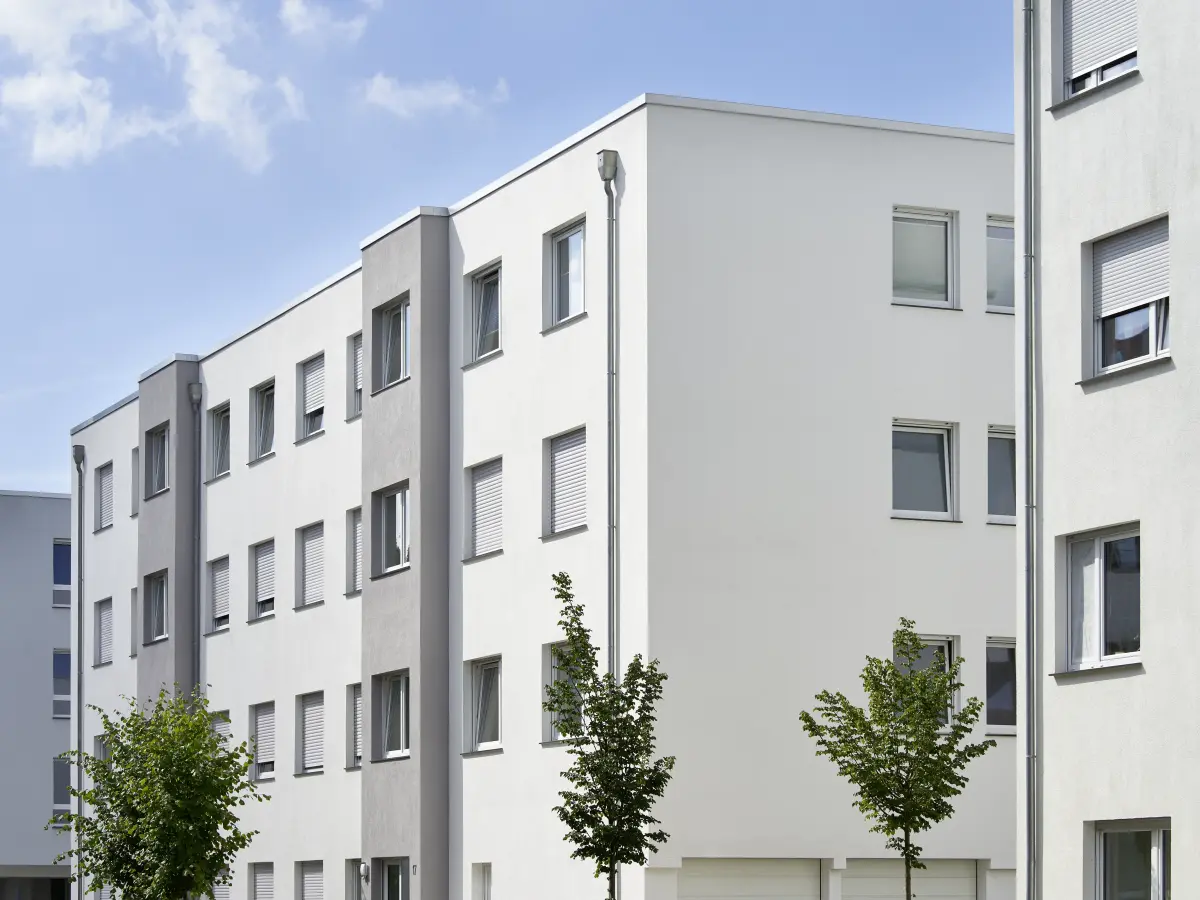 Gebäude mit weißen Fassaden