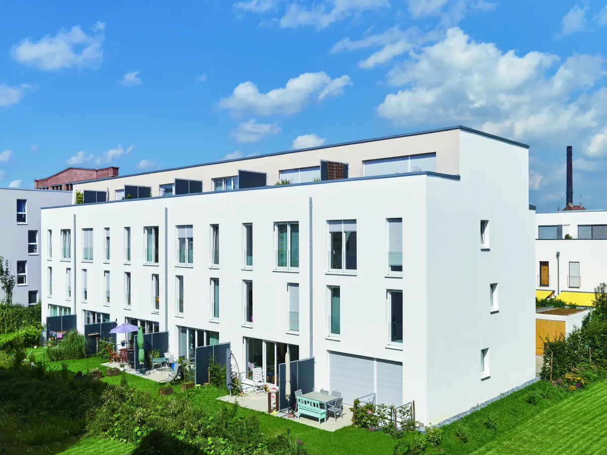 Gebäude mit weißen Fassaden
