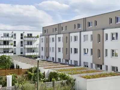 Gebäude mit weißer und brauner Fassade