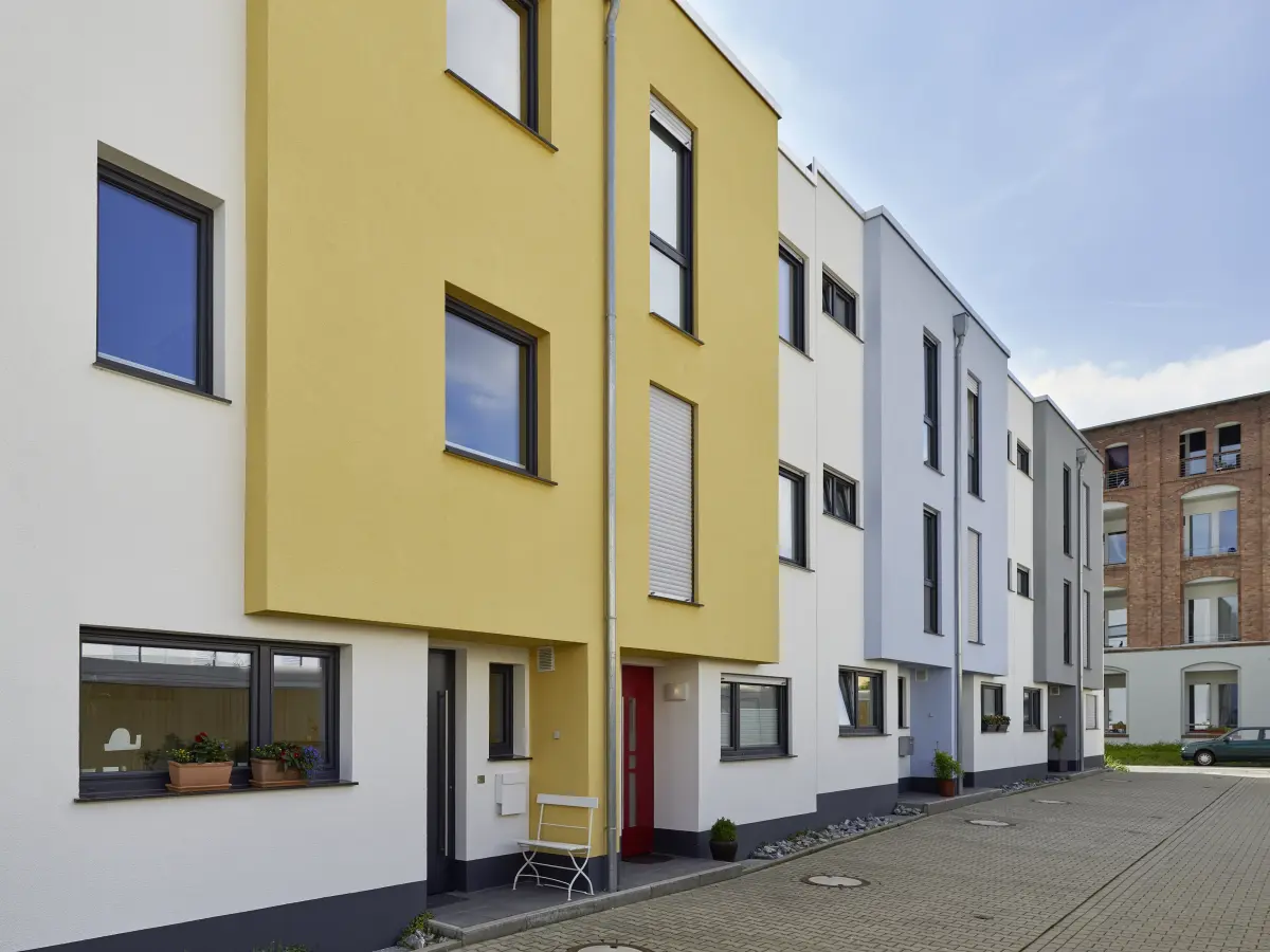Gebäude mit grauer, blauer und gelber Fassade