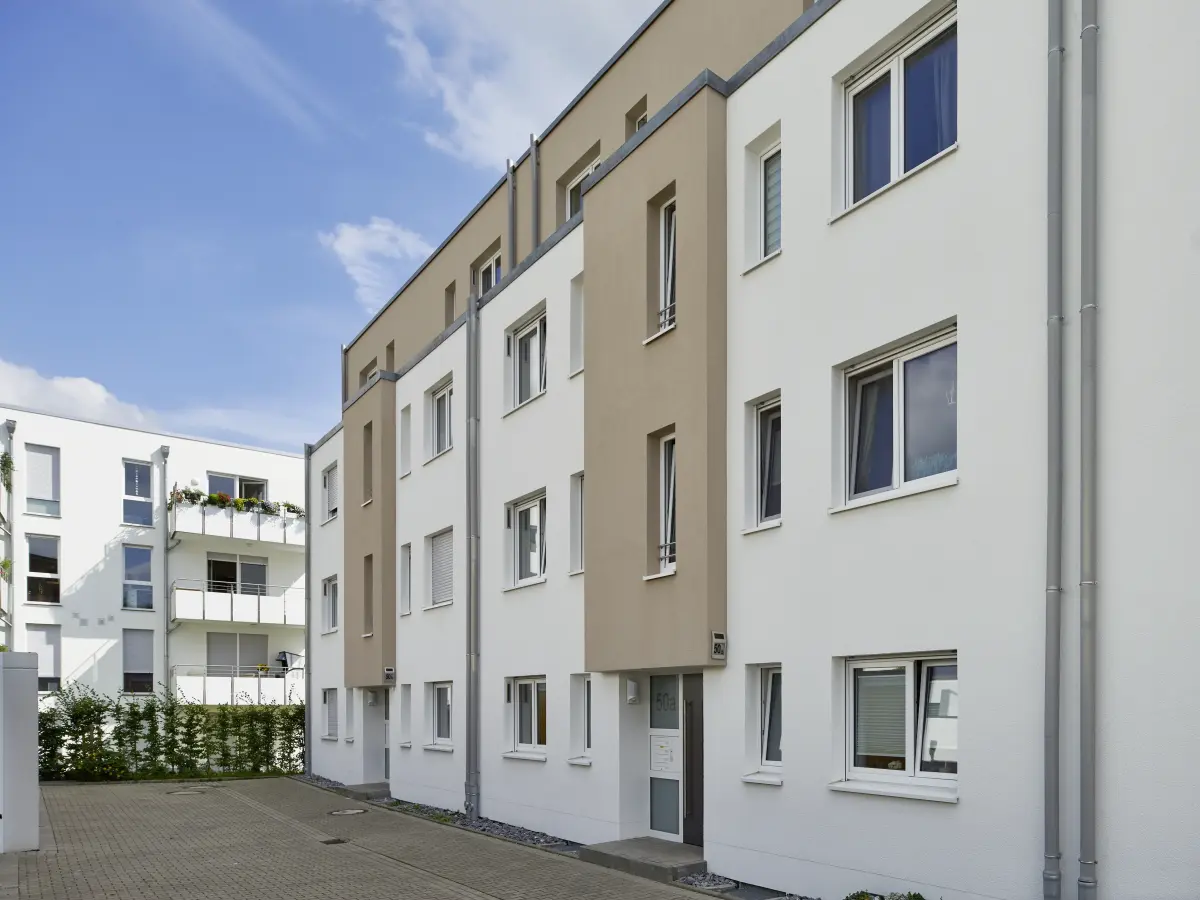 Gebäude mit weißer und brauner Fassade