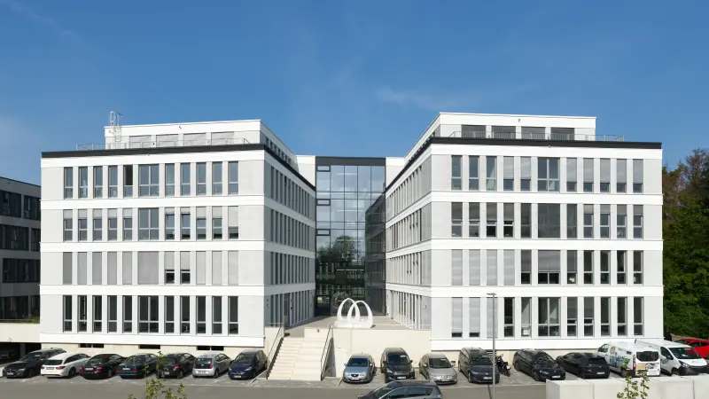 Fassade eines großen weißen Gebäudes