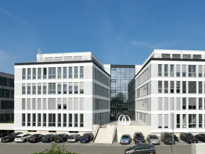 Fassade eines großen weißen Gebäudes