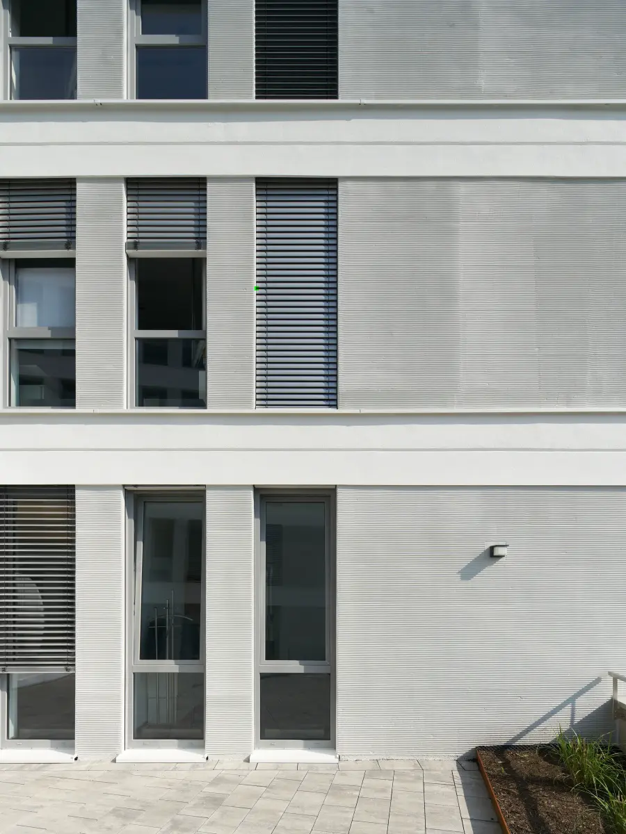 Fassade eines großen schwarzen und weißen Gebäudes