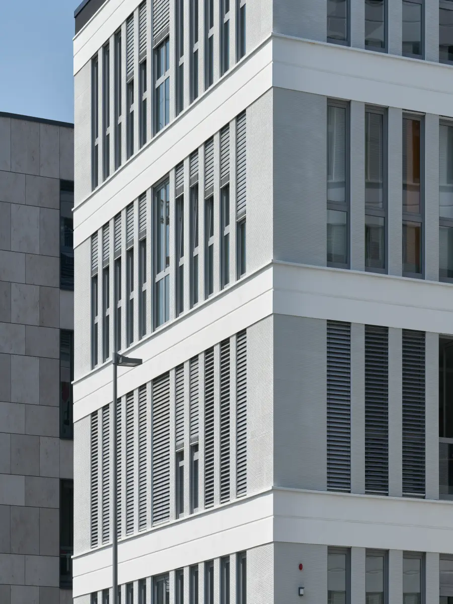 Fassade eines großen schwarzen und weißen Gebäudes