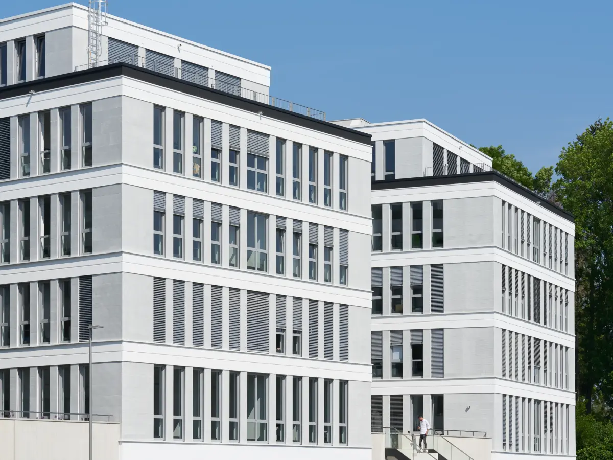 Fassade eines großen schwarzen und weißen Gebäudes