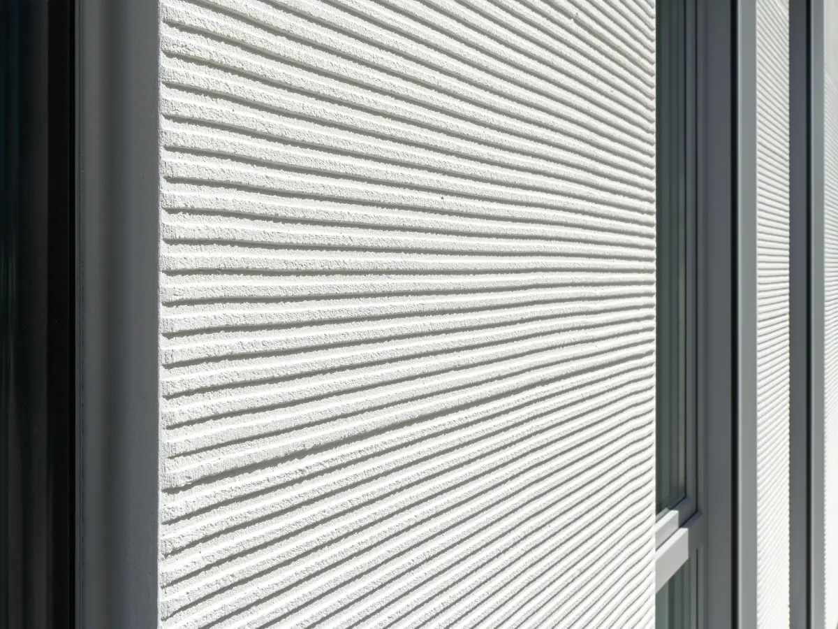 Fassade eines großen schwarzen und weißen Gebäudes