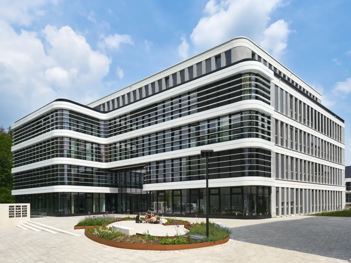 Fassade eines großen schwarzen und weißen Gebäudes