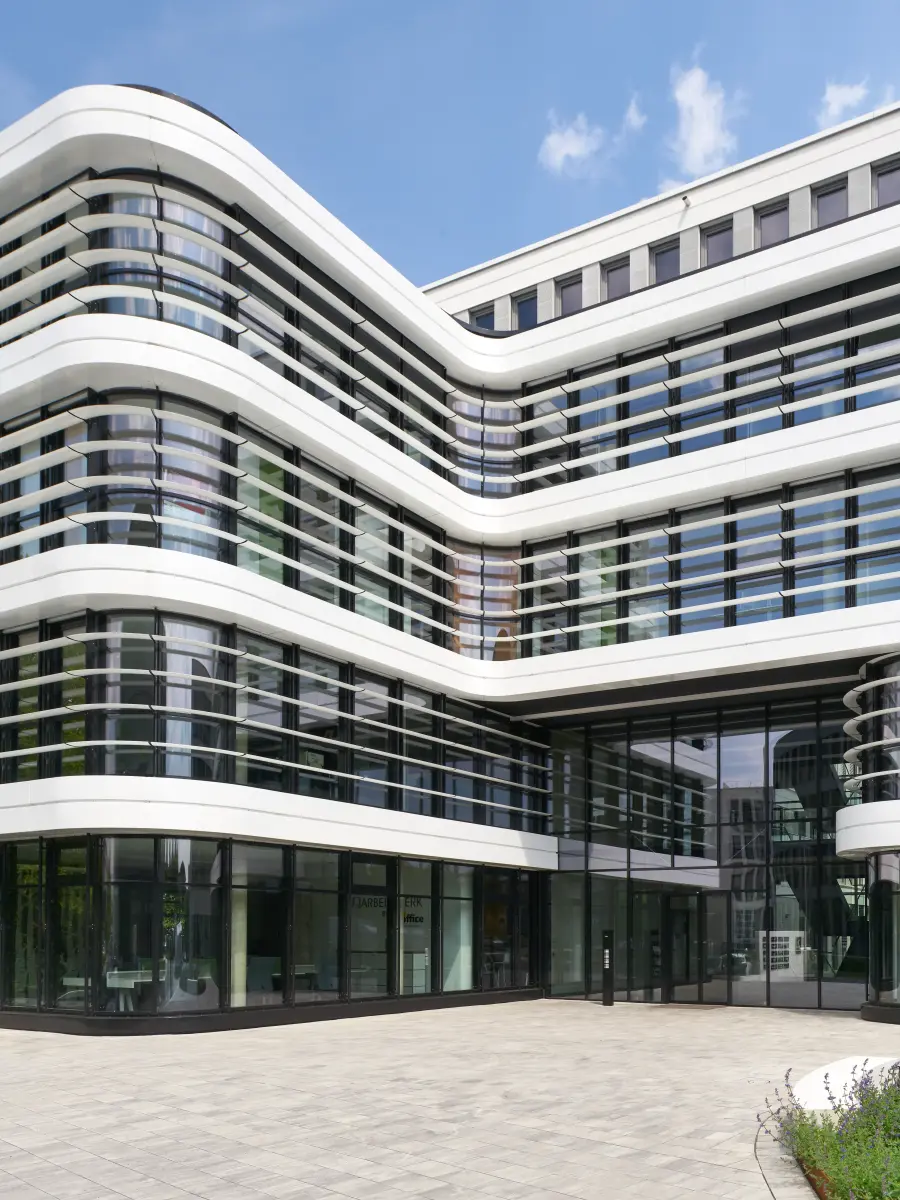 Fassade eines großen schwarzen und weißen Gebäudes