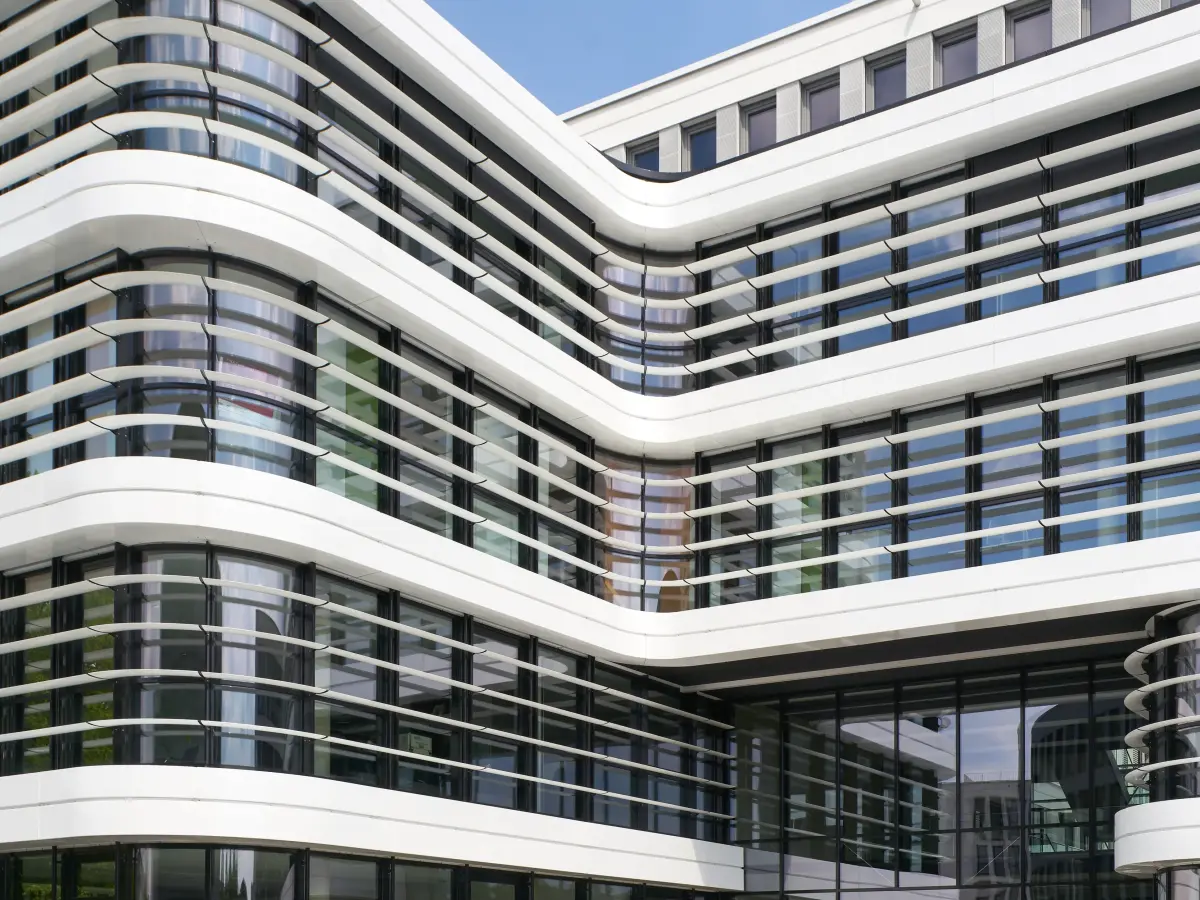 Fassade eines großen schwarzen und weißen Gebäudes
