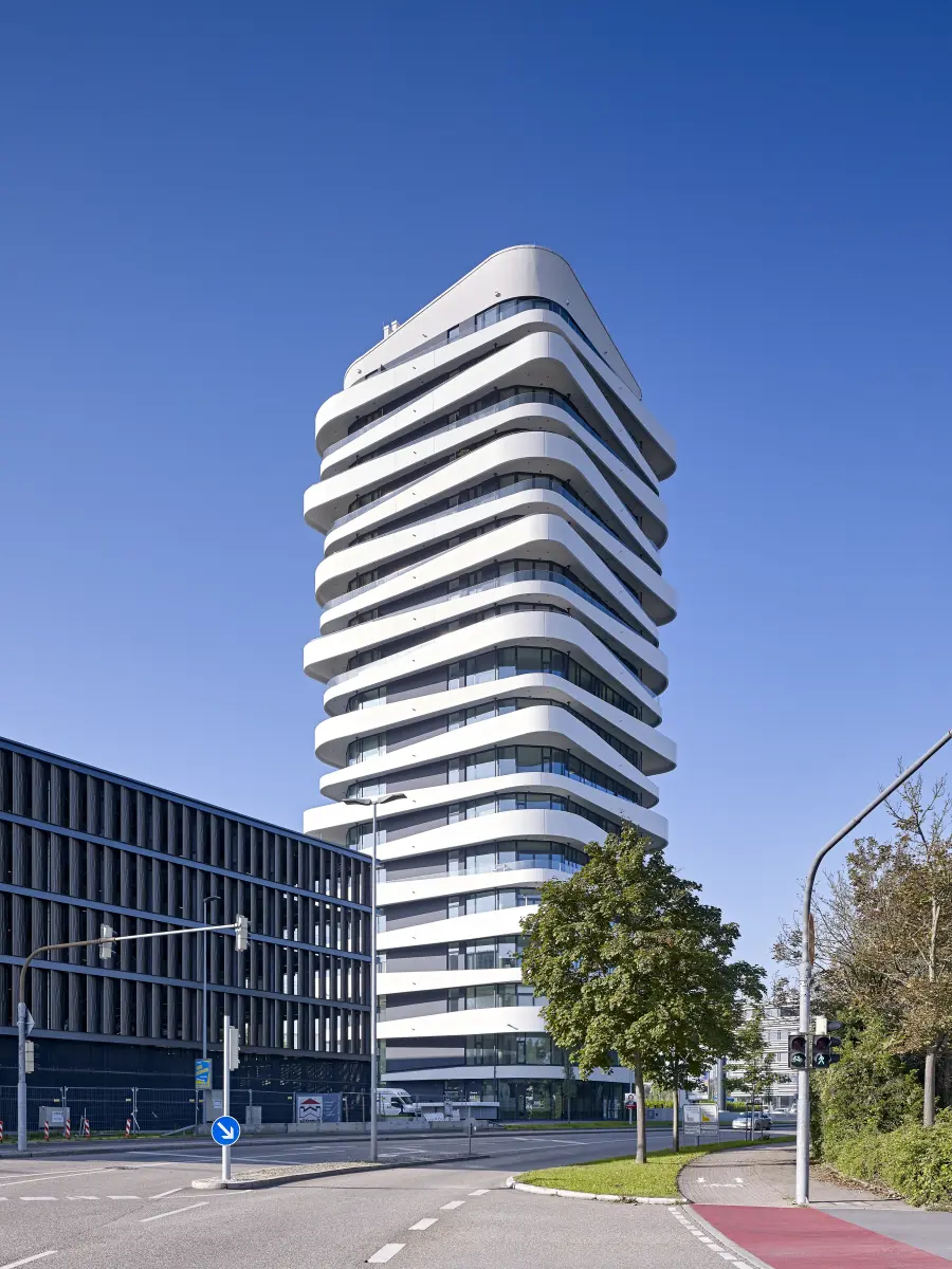 ein modernes Hochhaus in Schwarz und Weiß