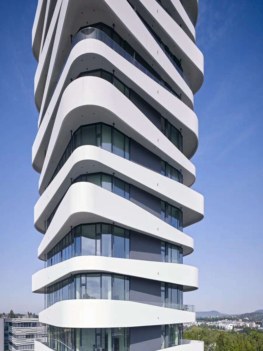 ein modernes Hochhaus in Schwarz und Weiß