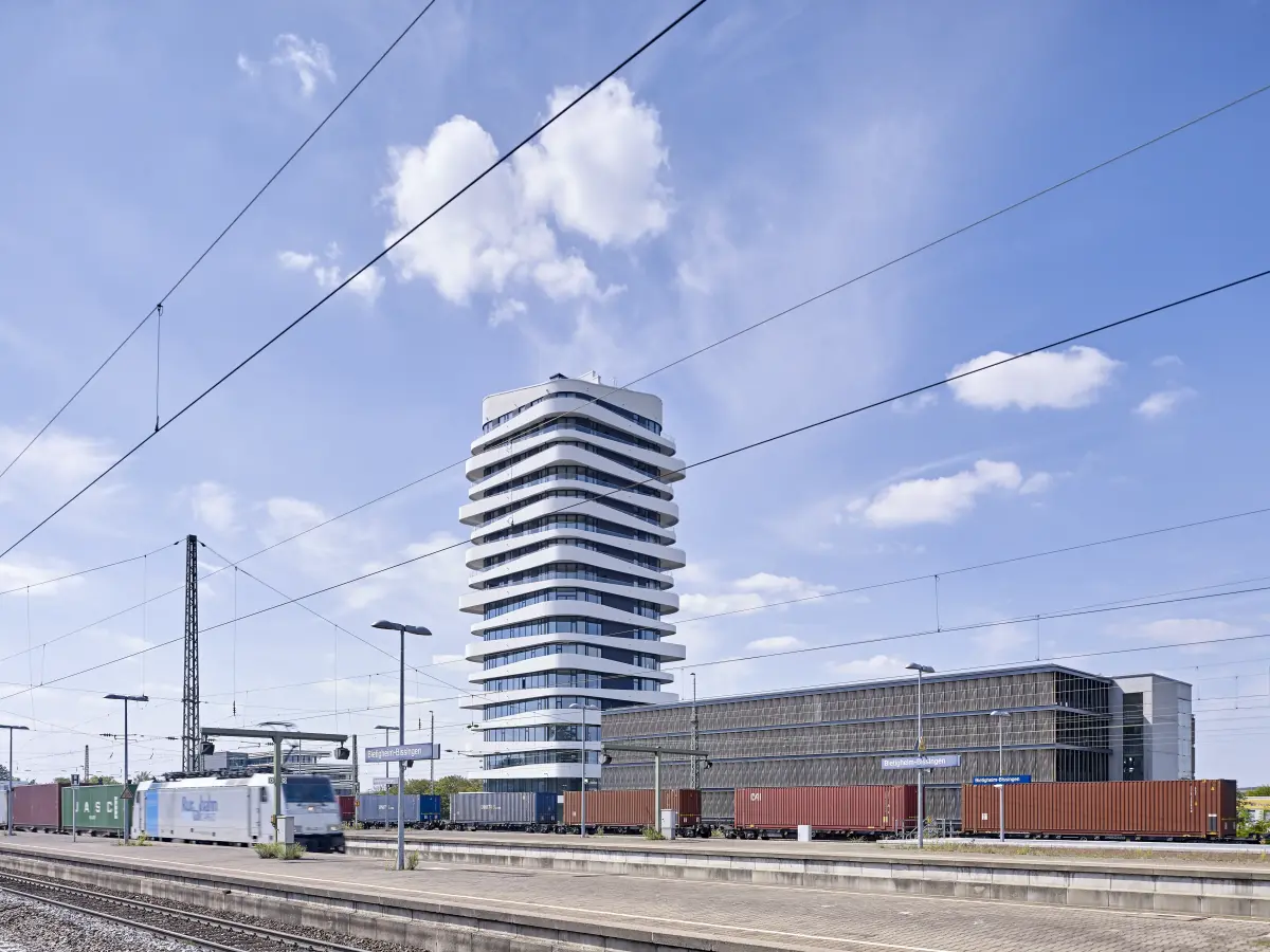 ein hohes modernes Gebäude