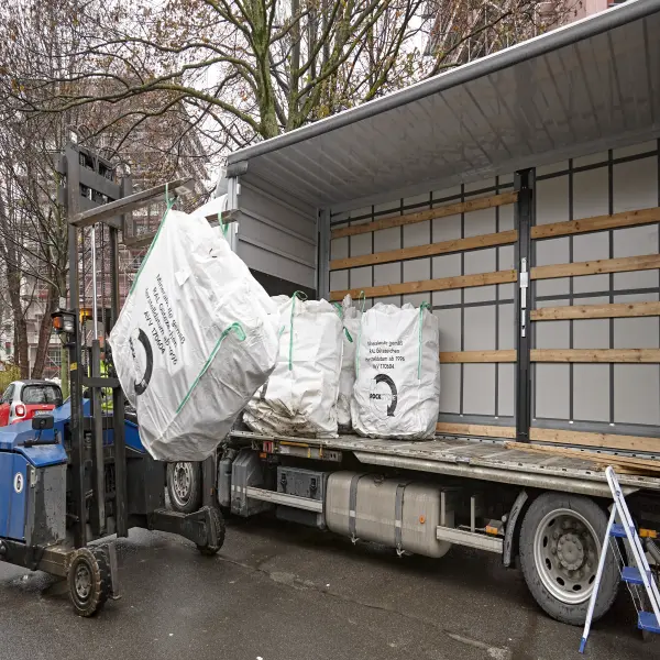 Recyclingsäcke in einem Lkw