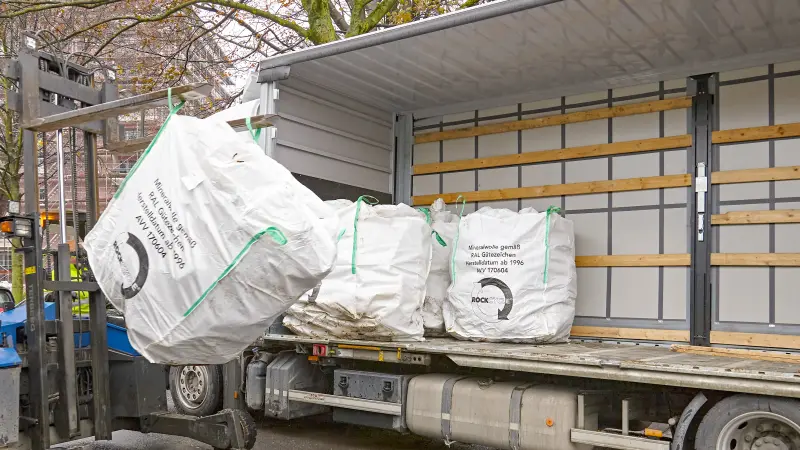 Große Recyclingsäcke in einem Lastwagen