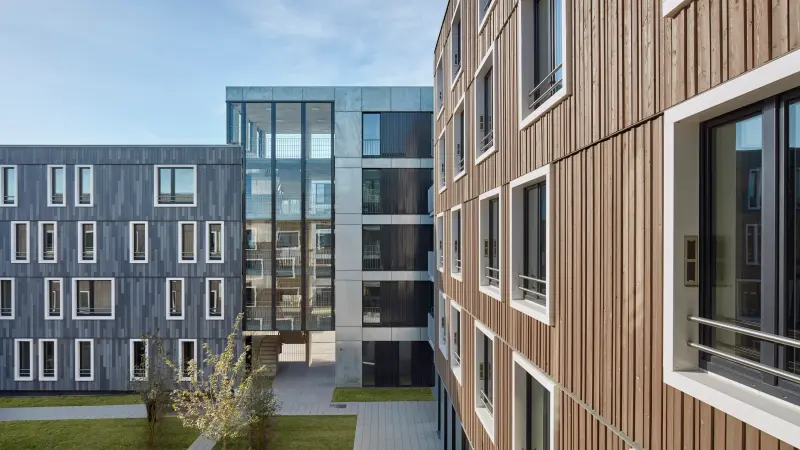 Fassade eines Gebäudes mit Materialien aus Holz, Glas und Metall