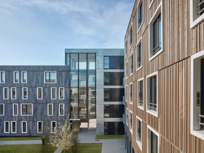 Fassade eines Gebäudes mit Materialien aus Holz, Glas und Metall