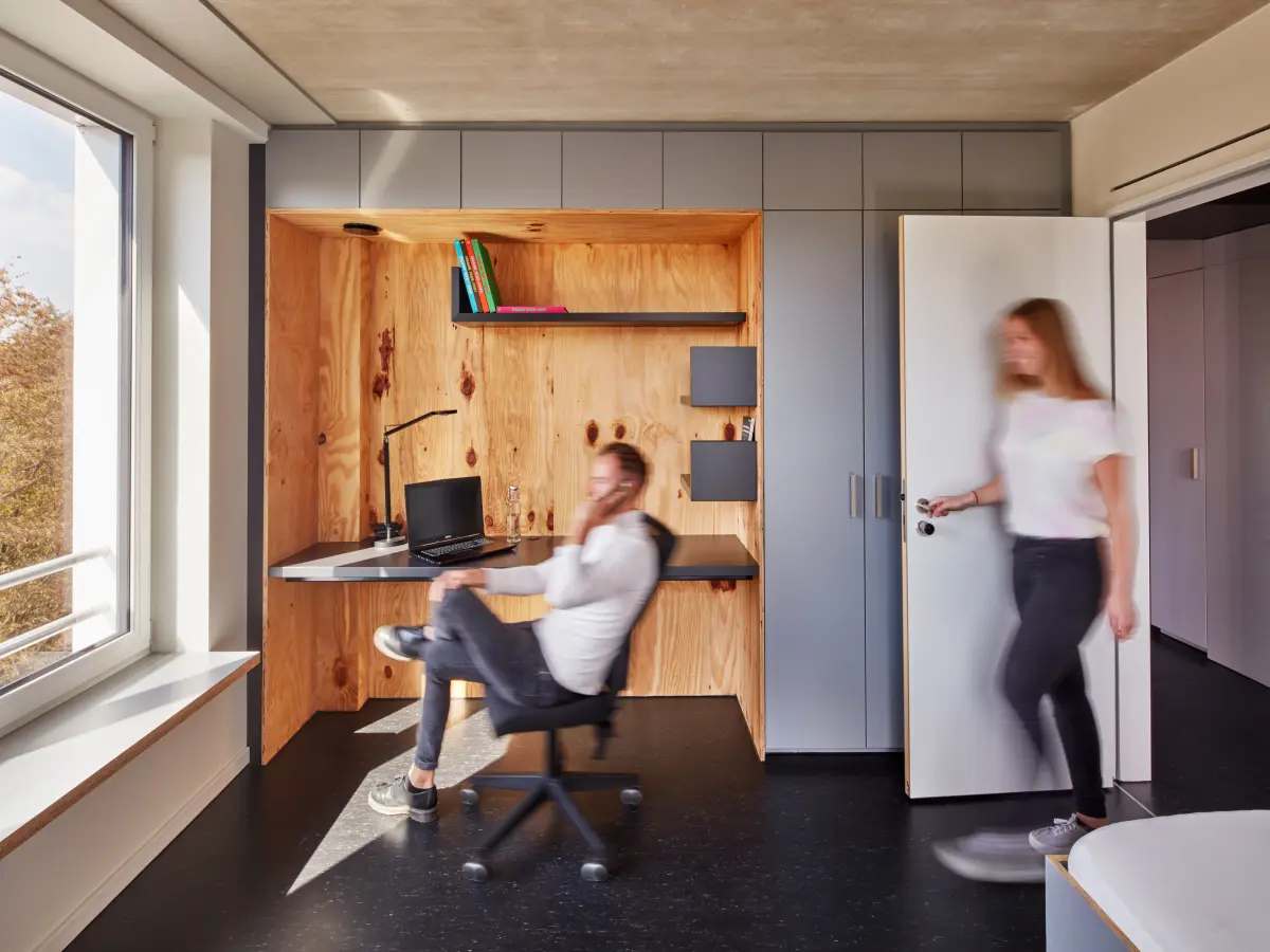 ein Zimmer mit einem Holzregal