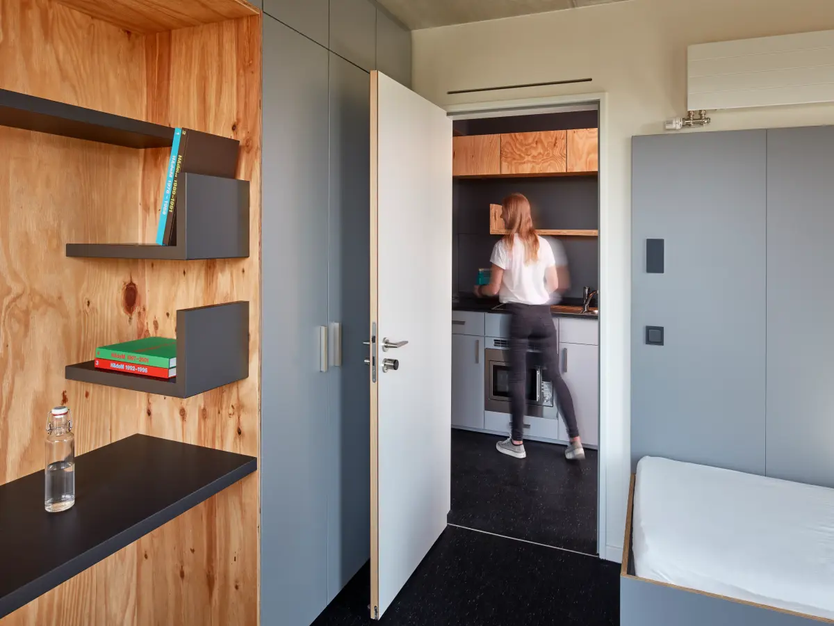 Interieur eines Zimmers mit einem Holzschrank
