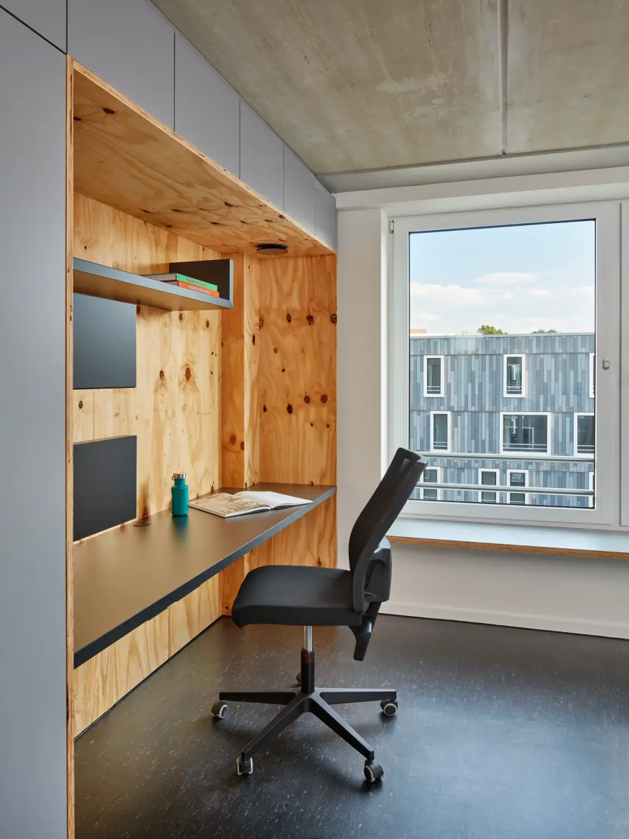 ein Zimmer mit einem Holzregal