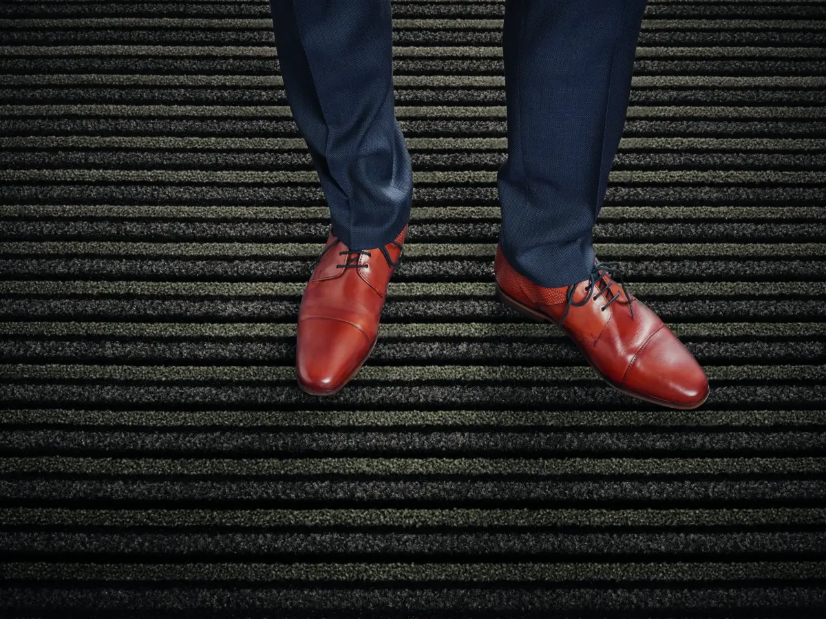 Zwei Anzugschuhe auf einem Sauberlauf