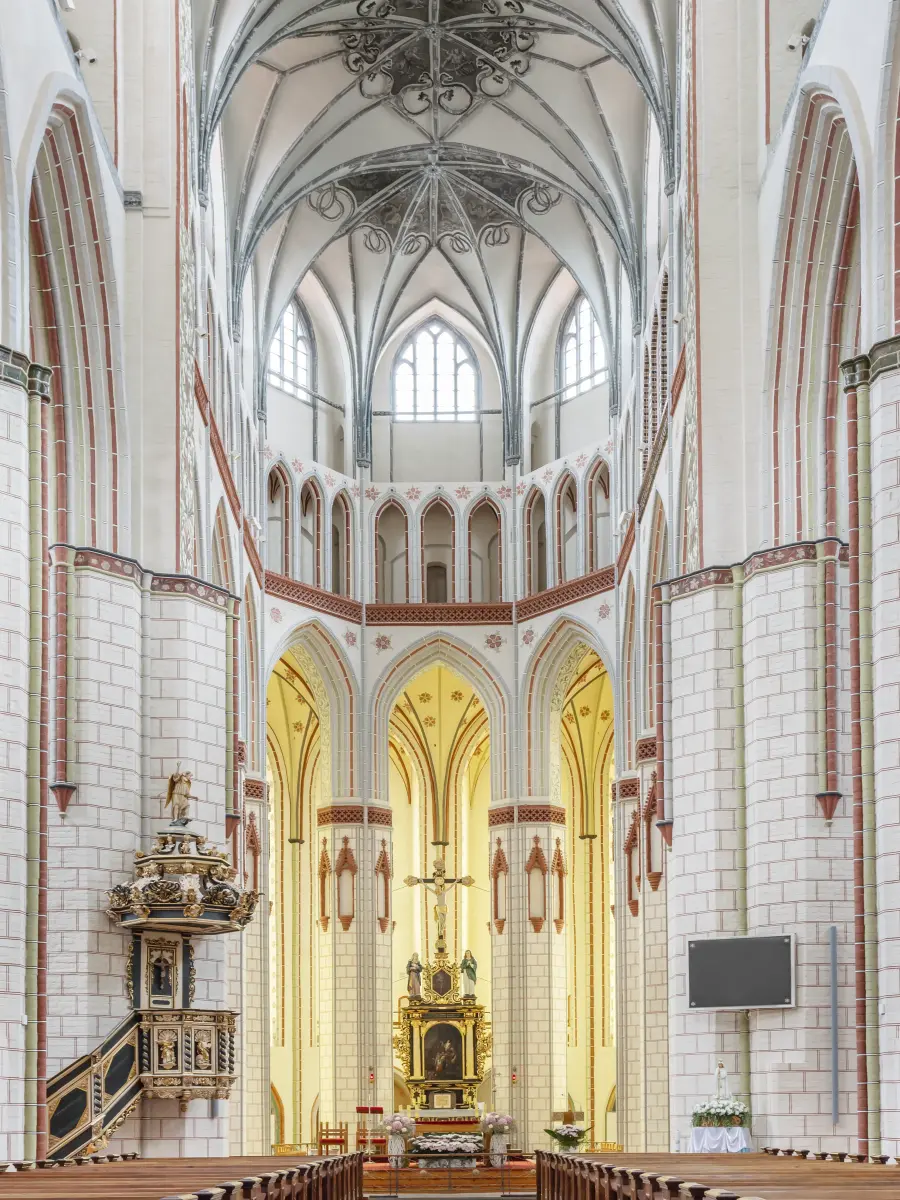Heller Innenraum der Kirche mit lichtdurchfluteten Bereichen
