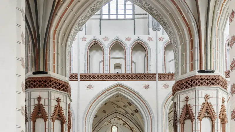 Feuerwehr steht mit ausgefahrener Leiter vor der Feuerwehrwache