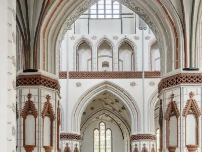 Feuerwehr steht mit ausgefahrener Leiter vor der Feuerwehrwache